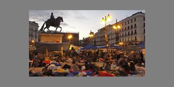 Image:Espagne : le Mouvement du 15 mai campe sur la place de la Puerta del Sol à Madrid